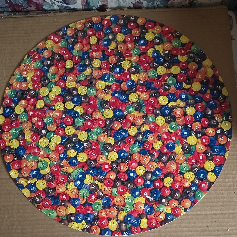 M&M'S 500 Piece Round Puzzle. Collector's Edition in Metal Tin